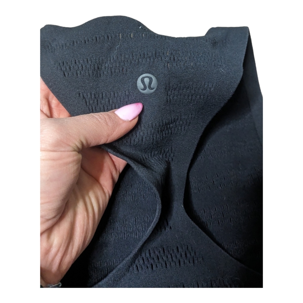 Lululemon seamless tank black lightweight EUC 4 - Picture 5 of 5